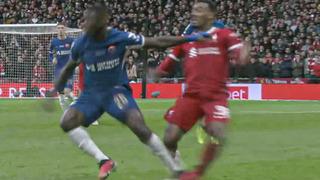 İngiltere Ligi'nde skandal pozisyon! Gravenberch'in ayağının bile kırılabileceği pozisyonda faul kararı çıkmadı