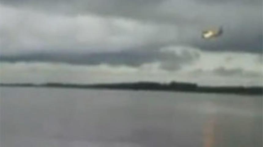 U&ccedil;ak yanarak nehre indi