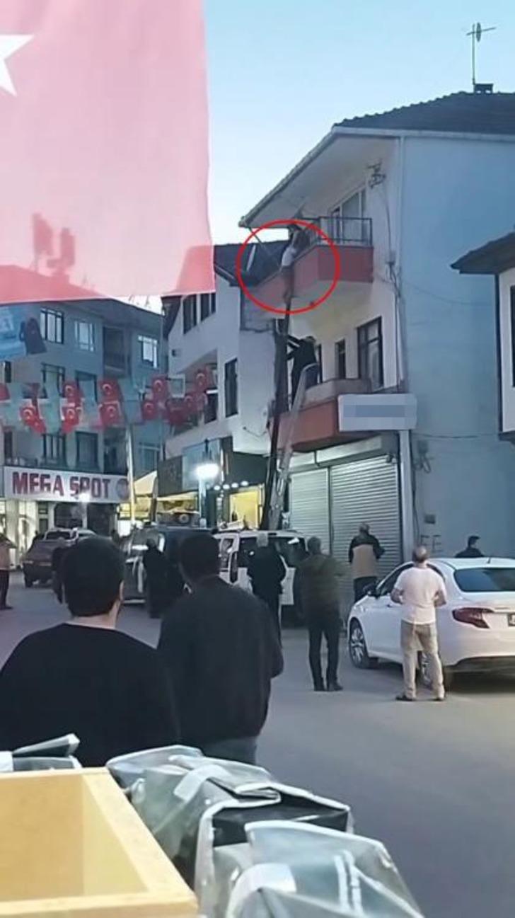 Yer: Sakarya! Annesinin ellerinden kaydı, down sendromlu küçük kızı havada yakaladı G2