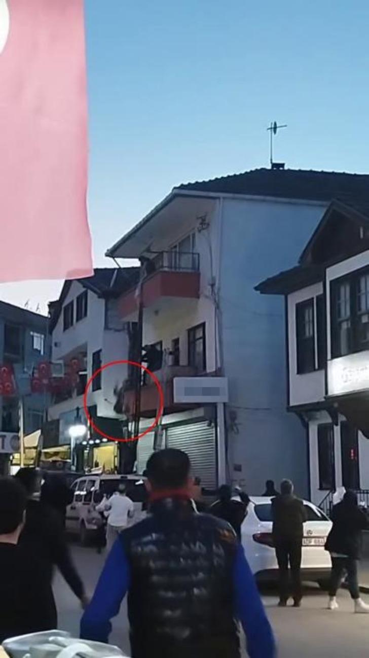 Yer: Sakarya! Annesinin ellerinden kaydı, down sendromlu küçük kızı havada yakaladı G3