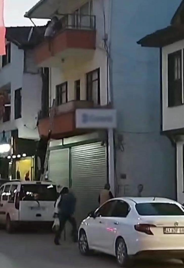 Yer: Sakarya! Annesinin ellerinden kaydı, down sendromlu küçük kızı havada yakaladı G5