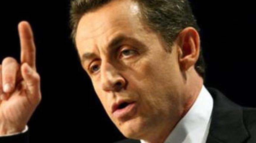 Tehlikeli girişim! Sarkozy d&uuml;ğmeye bastı...