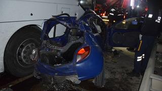 Gİzmir'de yolcu otobüsü ile otomobilin çarpıştığı kazada 1 kişi öldü, 3 kişi yaralandı