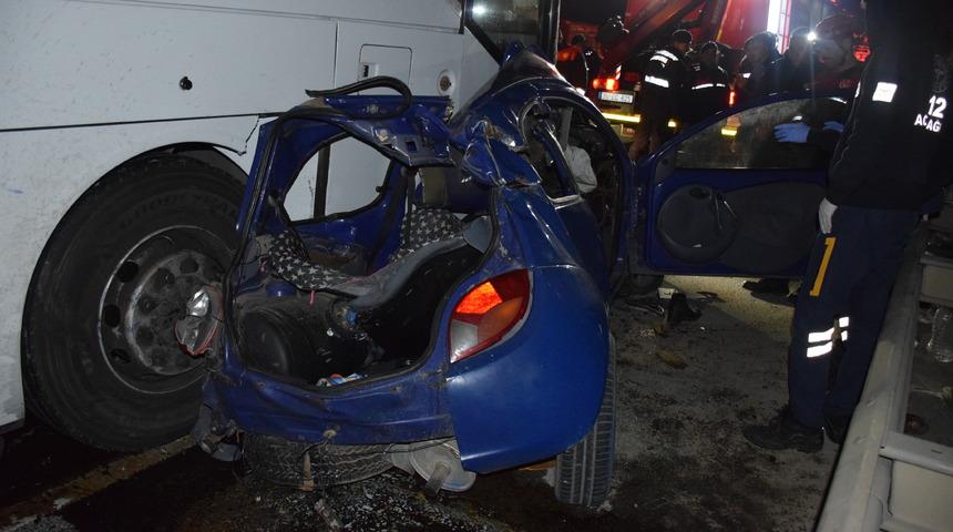 Gİzmir'de yolcu otobüsü ile otomobilin çarpıştığı kazada 1 kişi öldü, 3 kişi yaralandı