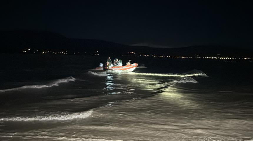 Elazığ'da rüzgarın etkisiyle baraj gölünde sürüklenen teknedeki 2 balıkçı kurtarıldı