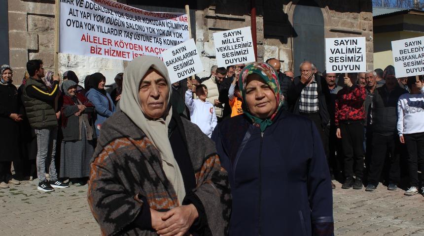 Seçim öncesi çok konuşulacak protesto! Pankartlar açıp isyan ettiler: Bize sadece dondurma ve döner yedirip gidiyorlar
