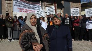 Seçim öncesi çok konuşulacak protesto! Pankartlar açıp isyan ettiler: Bize sadece dondurma ve döner yedirip gidiyorlar