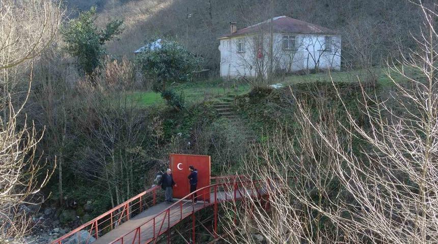 Köprüyü yaptırırken kimse destek vermeyince köprüye demir kapı yaptırıp kilit vurdu