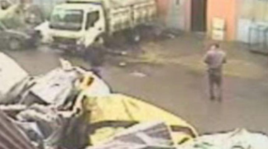 Silahlı saldırı anı güvenlik kamerasında