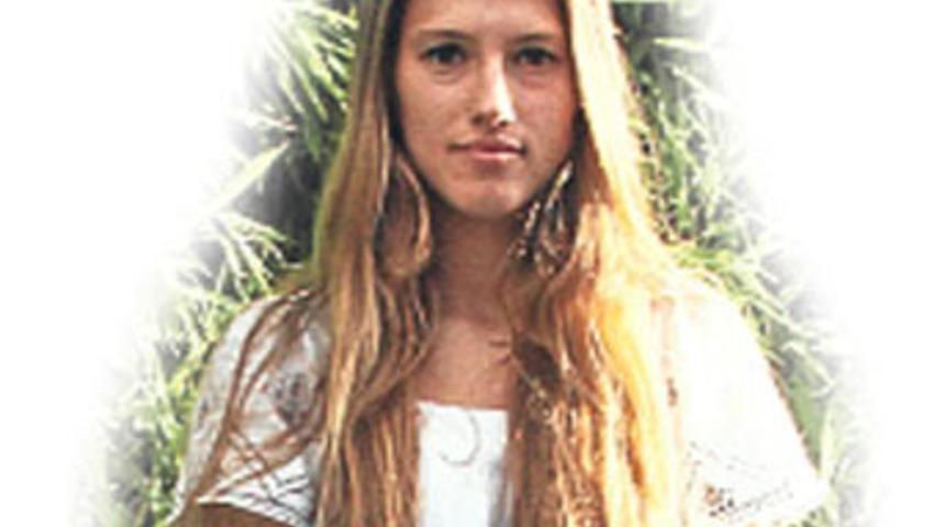 Voleybolcu kıza kısa şort dayağı