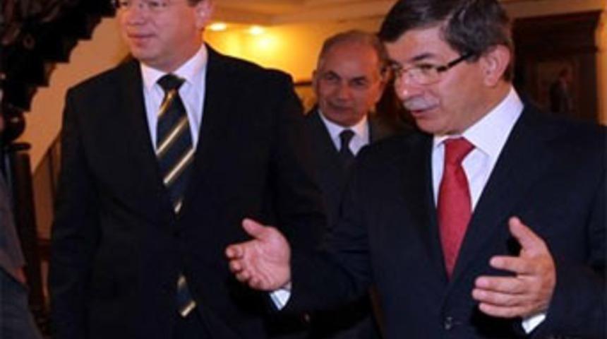 F&uuml;le'den Davutoğlu'na anında yanıt