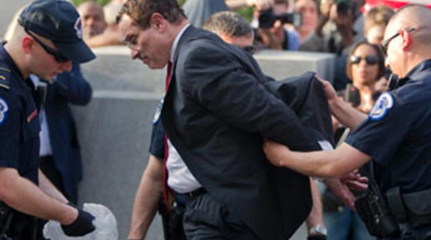 Belediye başkanına kelepçe