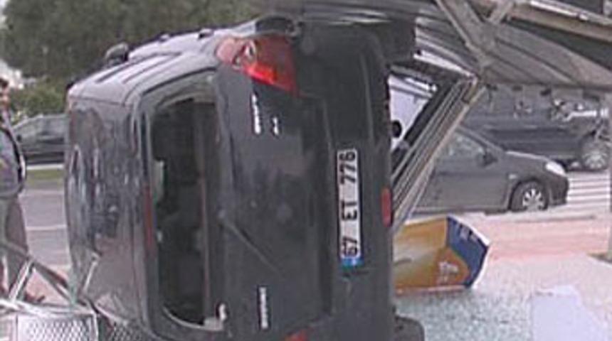 Otomobil durağa u&ccedil;tu