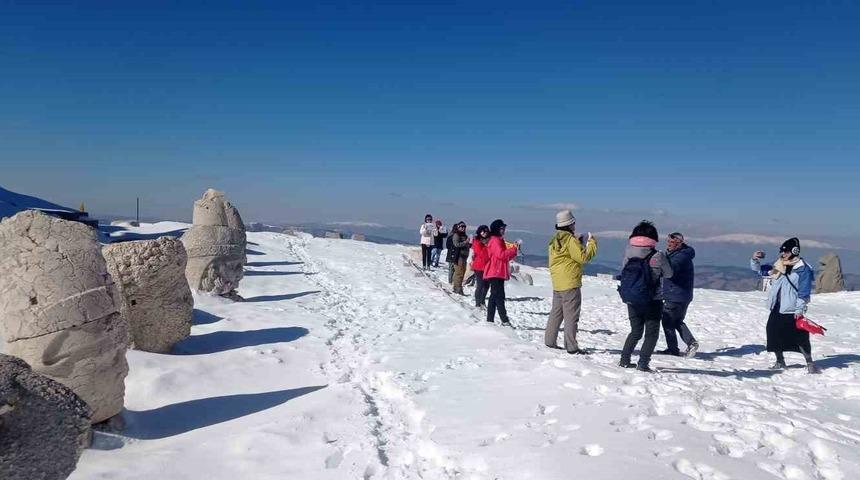 Taylandlı turistler Nemrut’un zirvesinde