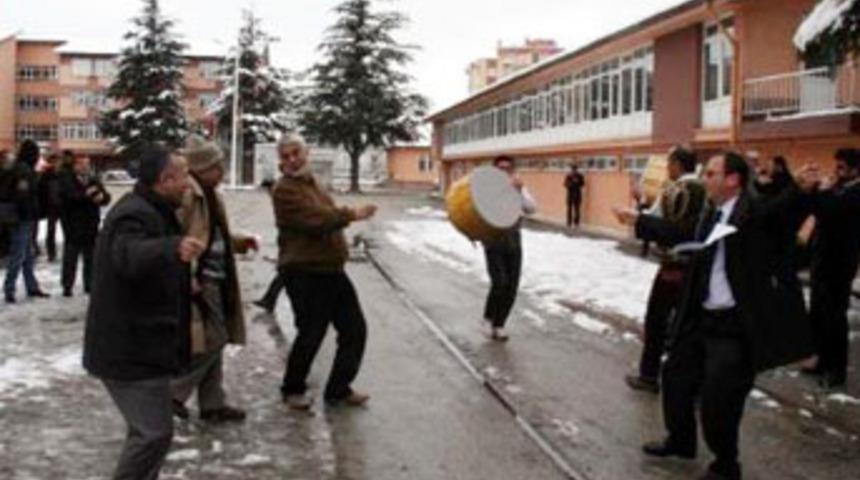 İstifa eden rekt&ouml;r i&ccedil;in kutlama!