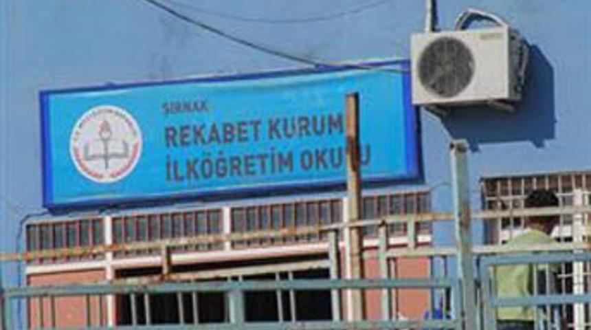 İlk&ouml;ğretim &ouml;ğrencilerine okulda g&ouml;zaltı!