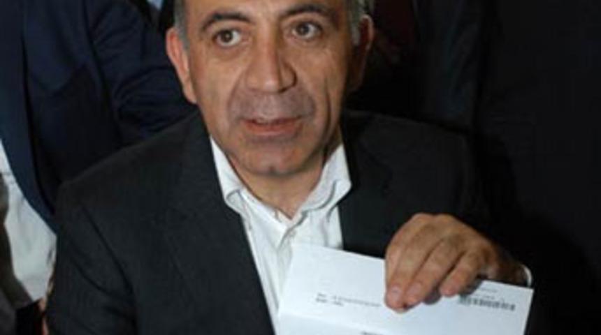 G&uuml;rsel Tekin o belgeyi g&ouml;sterdi