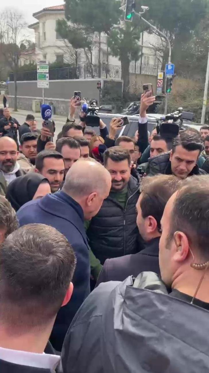 Cumhurbaşkanı Erdoğan'a doğum günü sürprizi! Evinden çıkarken gördü, aracını durdurdu G1