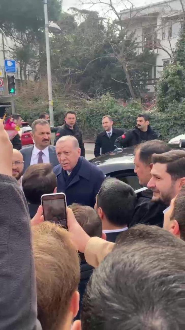 Cumhurbaşkanı Erdoğan'a doğum günü sürprizi! Evinden çıkarken gördü, aracını durdurdu G3
