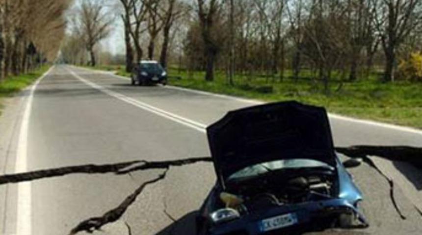 Yol otomobili böyle yuttu!