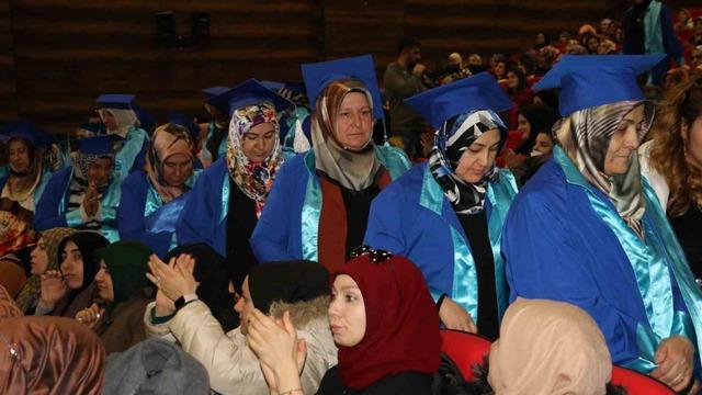 Anneler kep attı! 'Çocuklarımdan önce mezun oldum'