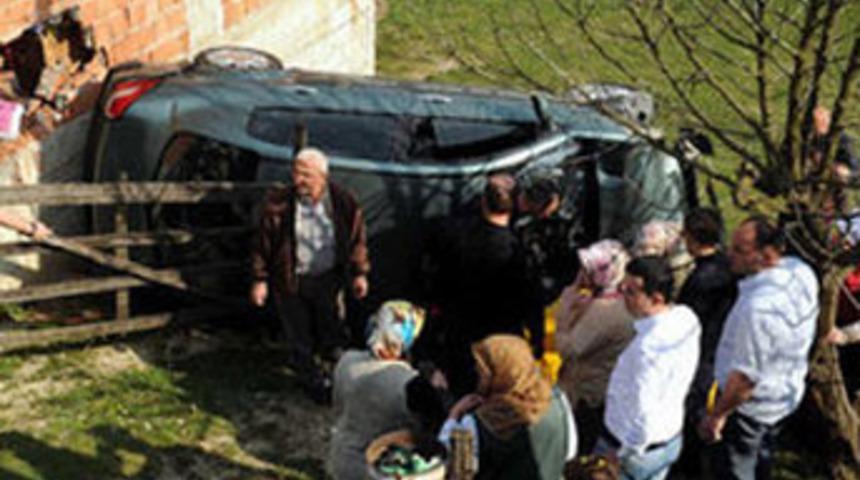 Şarampole yuvarlanan otomobil eve &ccedil;arptı