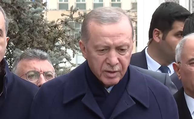 Cumhurbaşkanı Recep Tayyip Erdoğan, Yeniden Refah Partisi ile ilgili "Yeniden Refah genel seçimdeki tavrından kopmuş vaziyette" dedi. Muhabirin 'Sirk cambazı' ifadesi kullandınız açıklamasına Erdoğan "Kendine gel, onların adını anmadım" dedi. 640xauto
