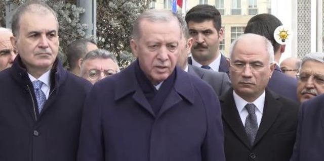 Cumhurbaşkanı Recep Tayyip Erdoğan, Yeniden Refah Partisi ile ilgili "Yeniden Refah genel seçimdeki tavrından kopmuş vaziyette" dedi. Muhabirin 'Sirk cambazı' ifadesi kullandınız açıklamasına Erdoğan "Kendine gel, onların adını anmadım" dedi. 640xauto