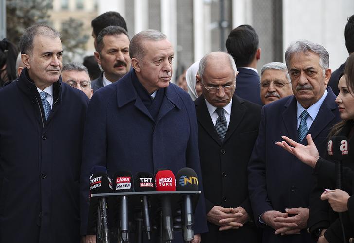 Cumhurbaşkanı Recep Tayyip Erdoğan, Yeniden Refah Partisi ile ilgili "Yeniden Refah genel seçimdeki tavrından kopmuş vaziyette" dedi. Muhabirin 'Sirk cambazı' ifadesi kullandınız açıklamasına Erdoğan "Kendine gel, onların adını anmadım" dedi. 18502131-728xauto