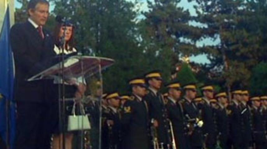 B&uuml;y&uuml;kel&ccedil;iden şehitlere saygı duruşu