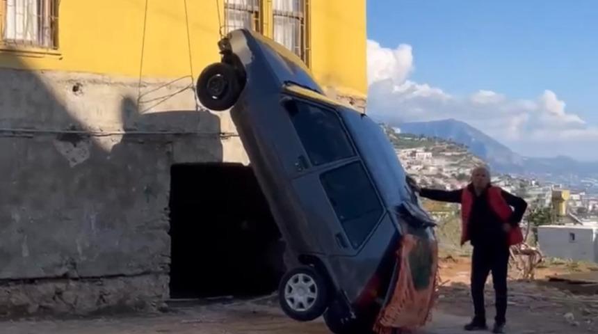 Alanya'da şaşkına çeviren olay! Cezalandırdığını söylediği otomobilini evin dışına astı: 'Arabayı idam ettim, cezalı'