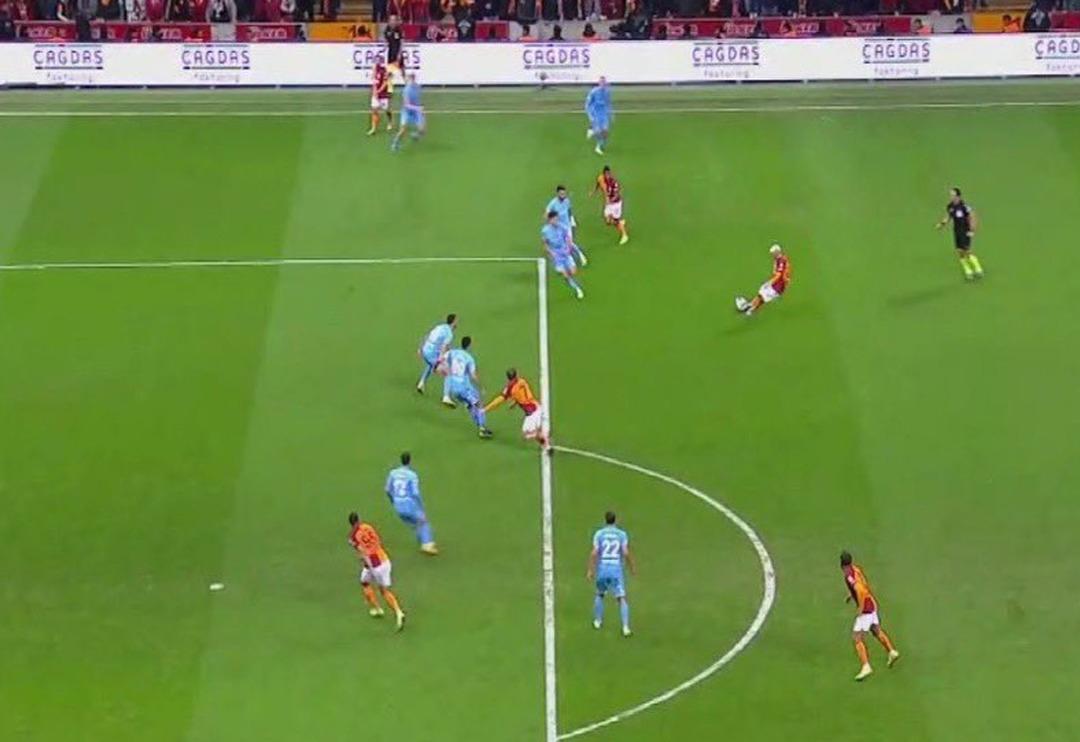 Galatasaray'ın attığı gol tartışma yarattı! VAR operat&ouml;r&uuml;n&uuml;n &ccedil;izdiği &ccedil;izgiye y&uuml;zlerce yorum yapıldı