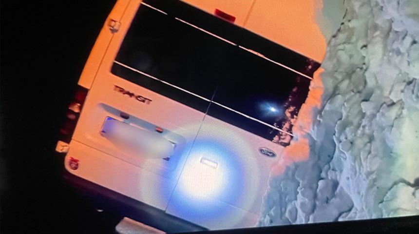 Van'da çığın sürüklediği minibüs şarampole yuvarlandı! 1 kişi öldü 14 kişi yaralandı