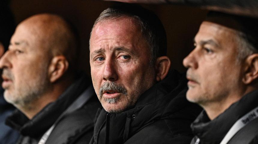 Sergen Yalçın'dan Emre Belözoğlu'nun ''Tarihin en iyi Galatasaray'ı'' sözüne gülerek cevap!