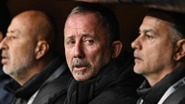 Sergen Yalçın'dan Emre Belözoğlu'nun ''Tarihin en iyi Galatasaray'ı'' sözüne gülerek cevap!