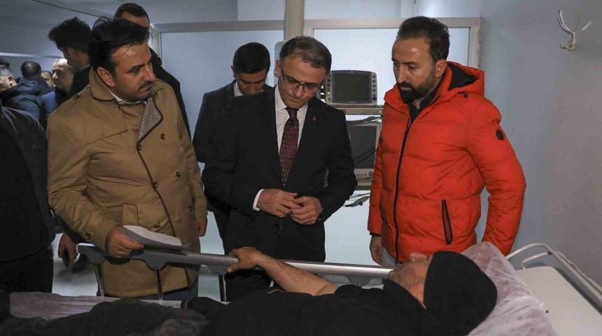 Vali Balcı, çığdan kurtulan yaralıları hastanede ziyaret etti