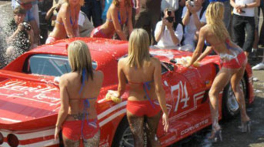 Bikinili kızlar araba yıkarsa