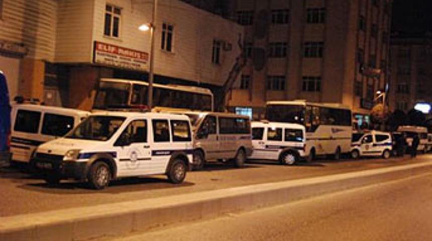 Yarı çıplak şüpheliler polisi taşladı