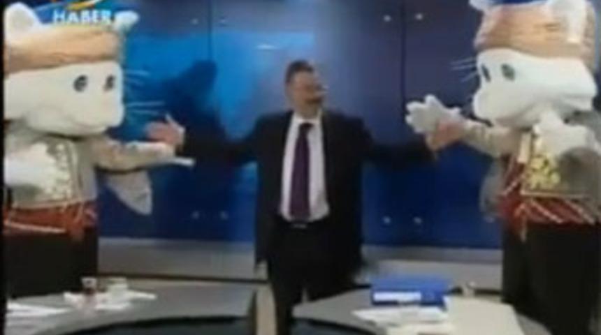 Melih G&ouml;k&ccedil;ek kedilerle misket oynadı