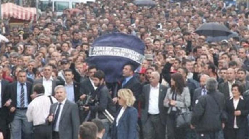 İzmir'de isyan b&uuml;y&uuml;yor