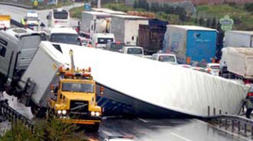 TEM otoyolunda zincirleme trafik kazası