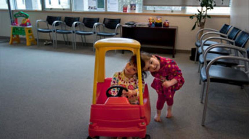 Su i&ccedil;tiğinde diğeri de susuzluğunu gideriyor