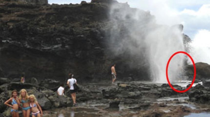 Dalgaların adamı yuttuğu an