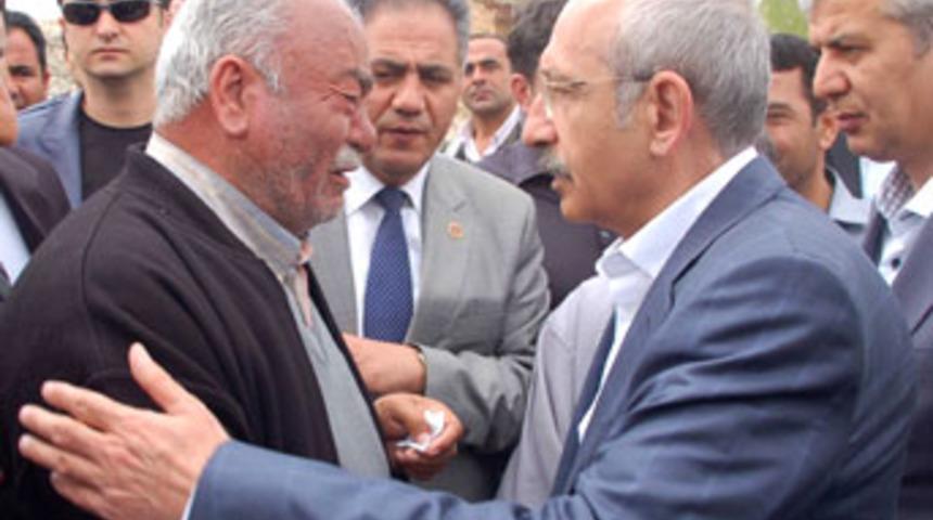 Acılı baba, Kılıçdaroğlu’na sarılıp ağladı