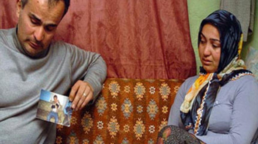 "Katil g&ouml;z&uuml;m&uuml;ze baka baka dalga ge&ccedil;ti"