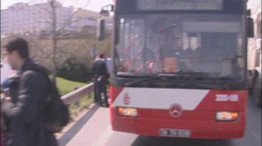 Belediye otob&uuml;s&uuml;nde silahlı saldırı: 2 yaralı