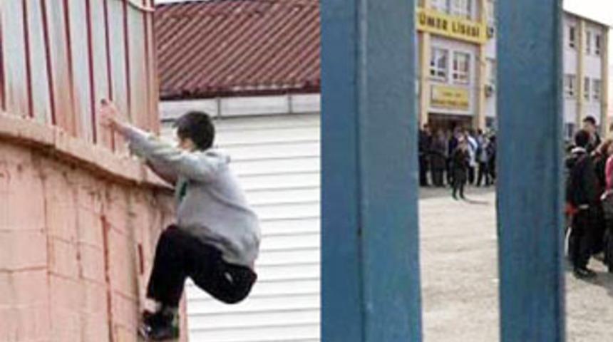 M&uuml;d&uuml;r &ouml;ğrencileri okula kilitledi