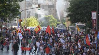 Taksim'de BDP'li grup polisle çatıştı