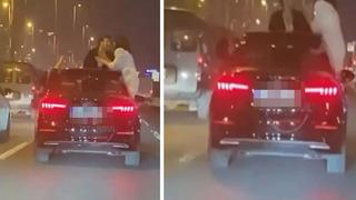 Biri camdan çıktı diğeri de sunrooftan! Akan trafikte aracın dışına çıkıp öpüştüler... Görüntüler sosyal medyaa gündem oldu