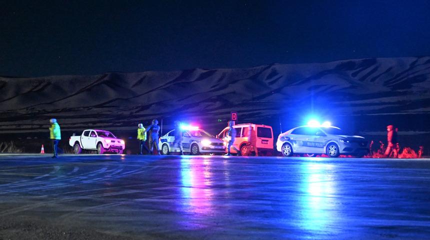 Van'da kara yolunda çığın sürüklediği minibüsteki 1 kişi öldü